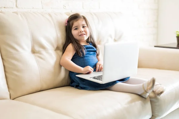 Menina Sentada Sofá Com Laptop Sala Estar Casa — Fotografia de Stock