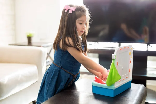 Pequeña Chica Hispana Lavándose Las Manos Juguete Lavabo Mano Sala — Foto de Stock