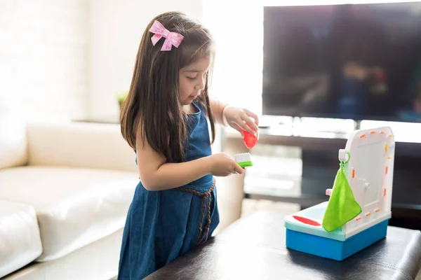 Menina Escovar Dentes Com Escova Brinquedo Sala Estar Casa — Fotografia de Stock