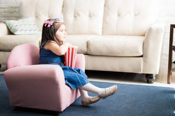 Meisje Princess Crown Film Kijken Eten Popcorn Thuis — Stockfoto