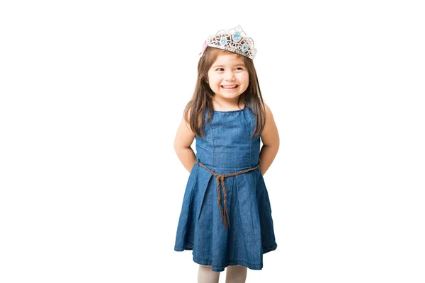 Niña Vestido Azul Corona Sonriendo Sobre Fondo Blanco — Foto de Stock