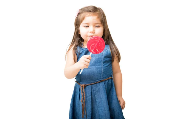 Mała Dziewczynka Zabawy Podczas Lizanie Candy Lollipop Białym Tle — Zdjęcie stockowe