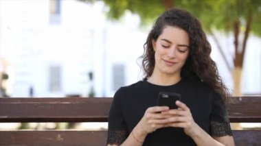 Telefonunuzun ve mesaj attığın için güzel ve genç birbayan