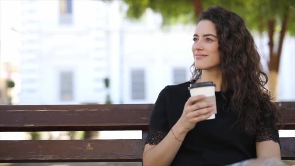 Joven Hermosa Mujer Hispana Con Taza Café — Vídeo de stock