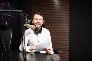 Radyo istasyonu mikrofon ve kulaklık ile genç erkek radyo ev sahibi portresi