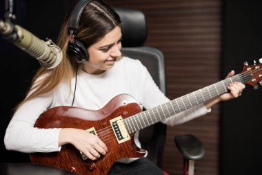 İspanyol kadın radyoda canlı gösterisi sırasında gitar çalmak