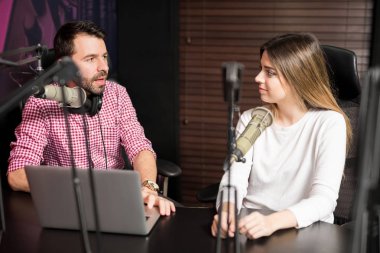 Radyo istasyonunda ünlü kadın ile bir röportaj barındırma erkek radyo sunucusu