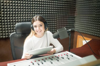 Pano elinde ses yalıtımlı Oda radyo istasyonunda oturan kadınla 