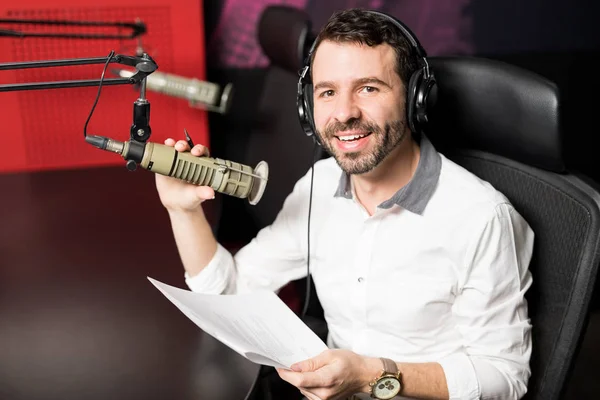 Portret Młody Mężczyzna Radio Host Stacji Radiowej Słuchawki Mikrofon — Zdjęcie stockowe