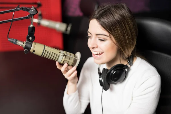 Retrato Jovem Apresentadora Rádio Feminina Estação Rádio Com Fones Ouvido — Fotografia de Stock