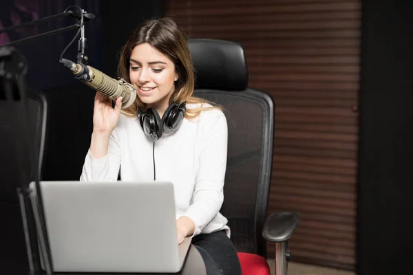 Junge Radiomoderatorin Mit Laptop Auf Dem Schreibtisch Mikrofon — Stockfoto