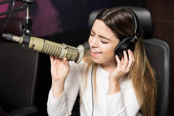 Frau Mit Kopfhörer Singt Lied Mikrofon Bei Radiosender — Stockfoto