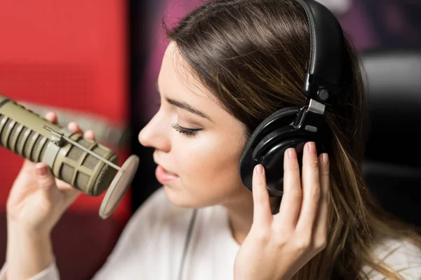 Frau Mit Kopfhörer Singt Lied Mikrofon Bei Radiosender — Stockfoto