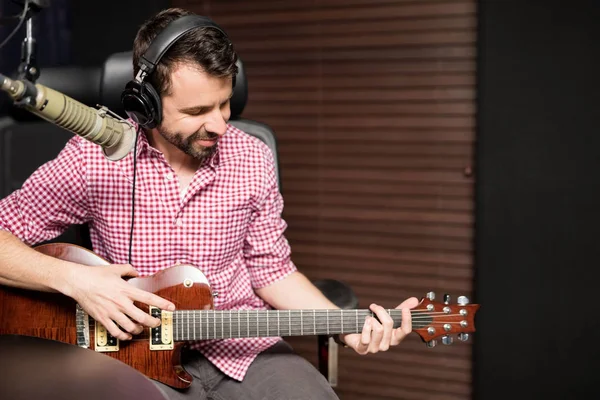 Guitarrista Masculino Tocando Guitarra Enquanto Sentado Estação Rádio Cantando Vivo — Fotografia de Stock