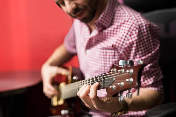 Manliga Gitarrist Som Spelar Gitarr Samtidigt Som Sitter Radiostationen Och — Stockfoto