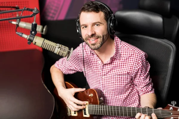 Guitarrista Masculino Tocando Guitarra Enquanto Sentado Estação Rádio Cantando Vivo — Fotografia de Stock