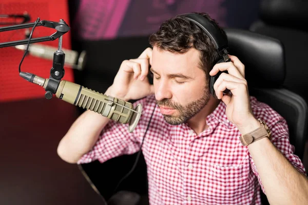 Retrato Jovem Apresentador Rádio Masculino Estação Rádio Com Fones Ouvido — Fotografia de Stock