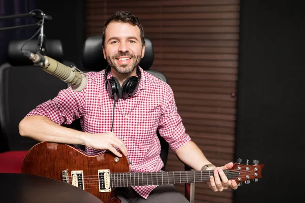 Retrato Jovem Músico Compositor Tocando Guitarra Estúdio Rádio — Fotografia de Stock