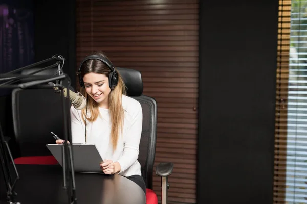 Giovane Conduttrice Radiofonica Con Computer Portatile Sulla Scrivania Che Parla — Foto Stock