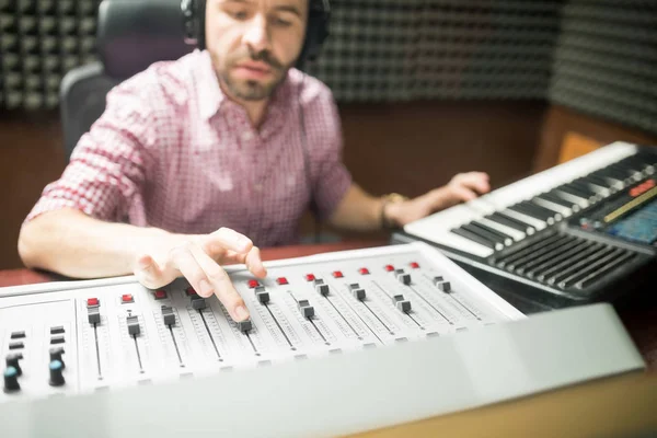 Звукоинженер Работающий Музыкальной Клавиатурой Панелью Смешивания Звукоизолированной Студии — стоковое фото