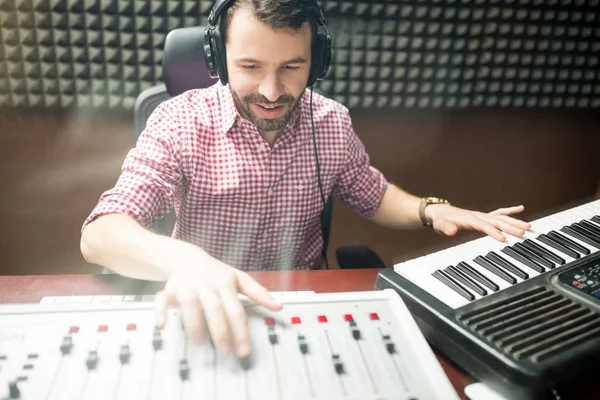 Engenheiro Som Trabalhando Com Teclado Musical Painel Mistura Estúdio Gravação — Fotografia de Stock