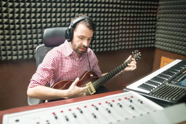 Guitarrista Hispano Sala Grabación Insonorizada Tocando Guitarra Componiendo Música —  Fotos de Stock