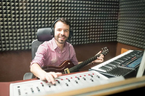 Jovem Hispânico Com Guitarra Trabalhando Console Mixagem Som Estúdio Gravação — Fotografia de Stock