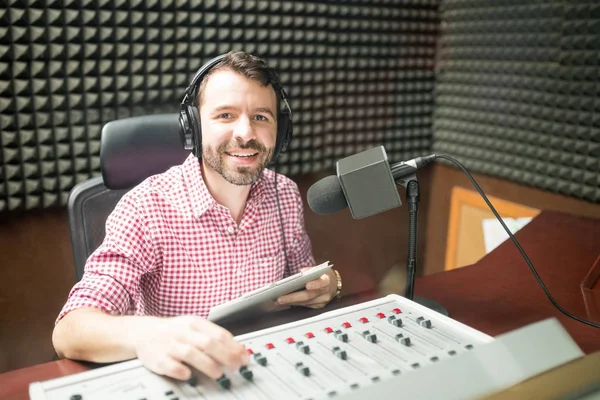 Técnico Som Masculino Trabalhando Console Misturador Som — Fotografia de Stock