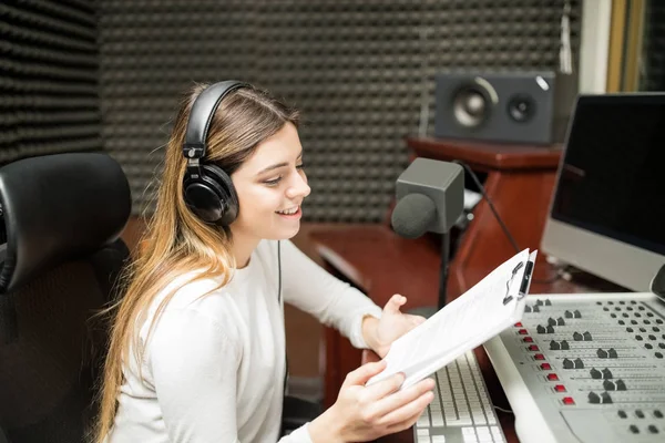 Frau Mit Klemmbrett Der Hand Sitzt Schalldichten Raum Eines Radiosenders — Stockfoto