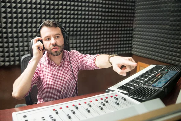 Técnico Som Masculino Indicando Para Hospedar Rádio Para Corrigir Posição — Fotografia de Stock