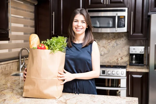 Portrait Belle Jeune Femme Hispanique Avec Sac Épicerie Avec Légumes — Photo