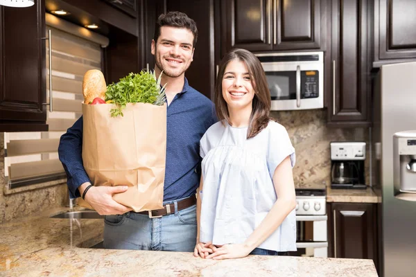 Retrato Feliz Jovem Casal Hispânico Segurando Saco Papel Com Vegetais — Fotografia de Stock