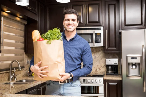 Ritratto Giovane Latino Che Tiene Mano Borsa Della Spesa Con — Foto Stock