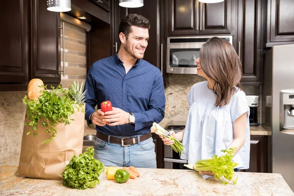 Feliz Pareja Joven Que Regresa Compra Comestibles Vaciar Bolsa Compras —  Fotos de Stock