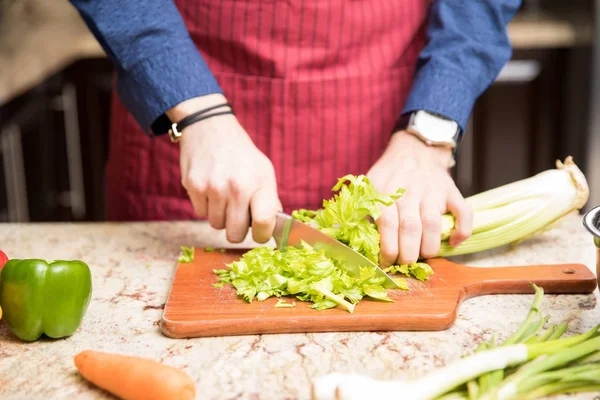 Fechar Jovem Cortando Legumes Para Fazer Uma Salada Saudável Cozinha — Fotografia de Stock