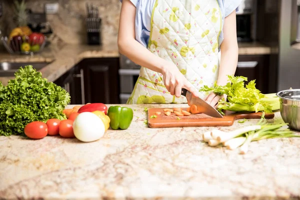 Close Uma Jovem Mulher Cortando Legumes Frescos Balcão Cozinha Para — Fotografia de Stock