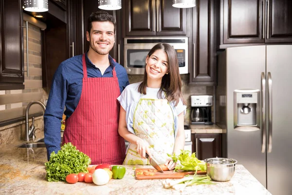 Retrato Feliz Pareja Joven Cortando Verduras Frescas Cocina Para Hacer —  Fotos de Stock