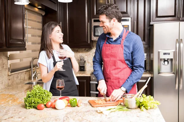 Bonito Jovem Hispânico Cortando Alguns Vegetais Balcão Cozinha Com Mulher — Fotografia de Stock