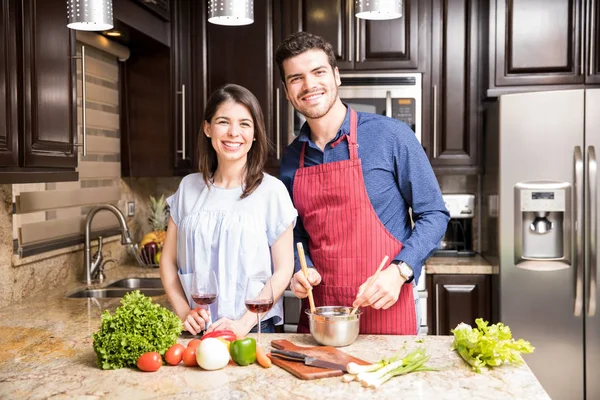 Retrato Jovem Casal Feliz Preparando Comida Cozinha Com Homem Avental — Fotografia de Stock