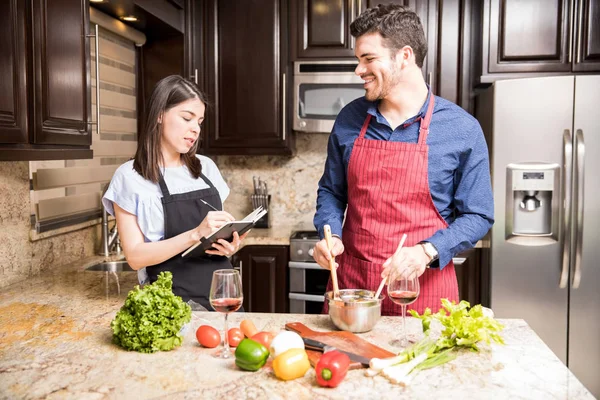 Feliz Casal Jovem Divertindo Cozinha Moderna Casa Preparando Legumes Frescos — Fotografia de Stock