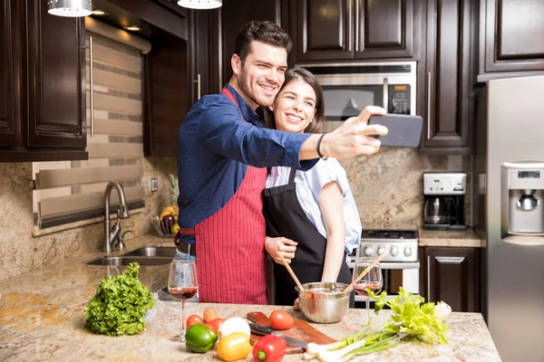 Attraente Giovane Coppia Ispanica Scattare Selfie Con Uno Smartphone Durante — Foto Stock