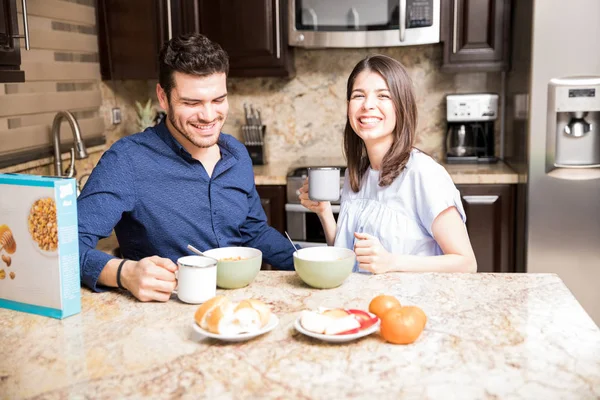 Retrato Una Hermosa Joven Desayunando Con Novio Cocina Casa —  Fotos de Stock