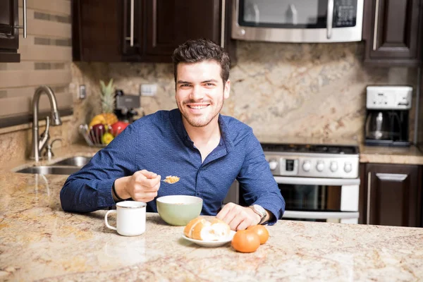 Ritratto Bel Giovane Ispanico Che Mangia Cereali Colazione Casa — Foto Stock