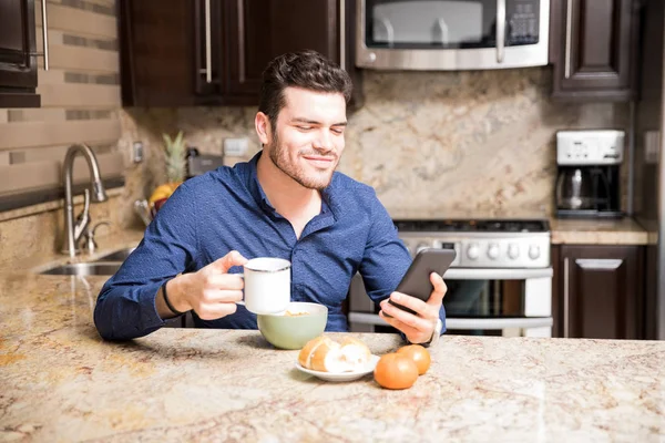 Bello Giovanotto Usando Smartphone Mentre Colazione Casa — Foto Stock