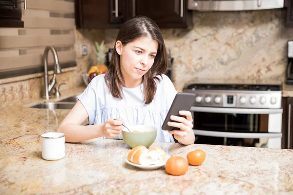 Jovem Atraente Lendo Mensagem Texto Telefone Celular Enquanto Toma Café — Fotografia de Stock