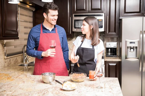 Porträt Eines Hispanischen Mannes Und Einer Frau Schürze Die Sich — Stockfoto