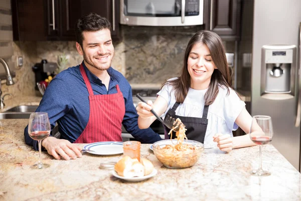 Spanyol Genç Çift Evde Mutfakta Yemek Yeme Önlük Portresi — Stok fotoğraf