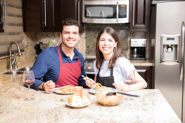 Porträt Eines Schönen Hispanischen Paares Schürze Das Küchentisch Sitzt Und — Stockfoto