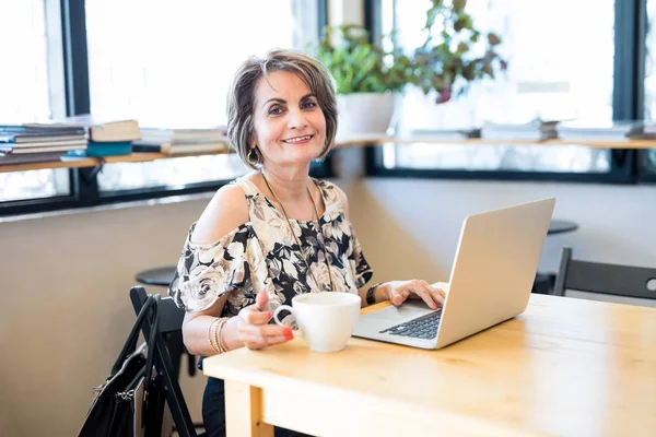Portrait Beautiful Middle Aged Hispanic Woman Sitting Coffee Shop Laptop — Stok Foto