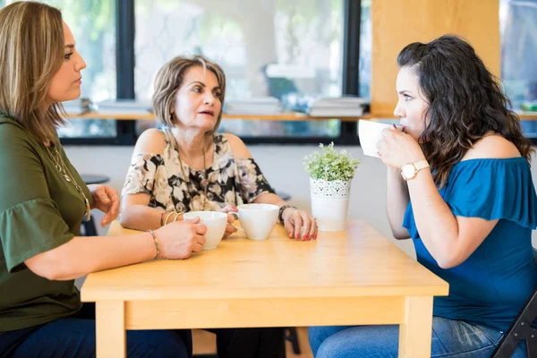 Ομάδα Τριών Γυναικών Κάθεται Τραπέζι Καφέ Και Καφέ — Φωτογραφία Αρχείου